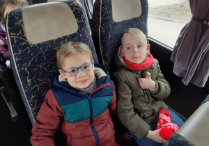 Chłopcy w autobusie
