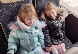 Dziewczynki w autobusie