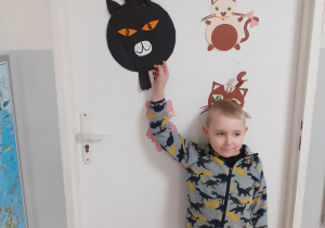 Chłopiec znalazł czarnego kota w sali