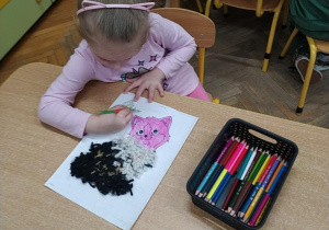 Dziewczynka maluje kota