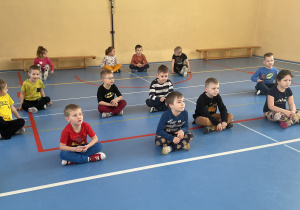 Dzieci ćwiczą na sali gimnastyczne w SP nr 12