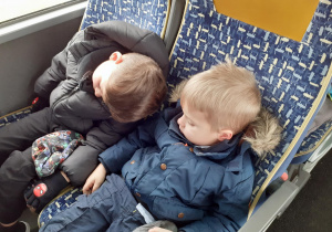 Odpoczynek dzieci w autobusie