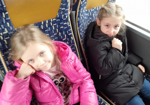 Dziewczynki w autobusie