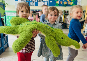 Dzieci z pluszowym aligatorem