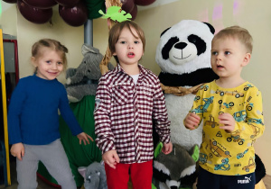 Dzieci z pluszową pandą