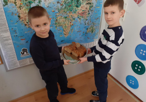 Chłopcy trzymją chlebek