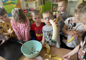 Dzieci obierają banany