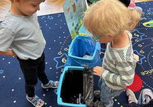 Chłopcy uczą się segregować śmieci