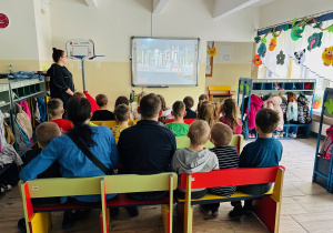 Przedszkolaki oglądają film o smogu