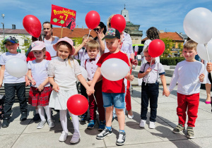 Przedszkolaki na Dzień Flagi na Placu Kościuszki