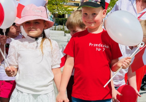 Przedszkolaki na Dzień Flagi na Placu Kościuszki