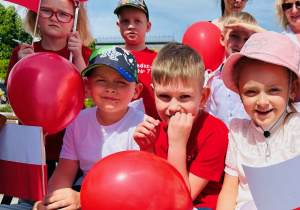 Dzieci na uroczystościach na placu Kościuszki