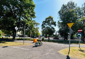 Dziecko pokonuje trasę rowerową