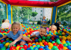 Tropiciele bawią się piłeczkami dmuchanymi