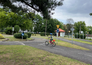 Dzieci jadą na rowerach