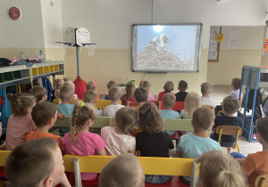 Dzieci oglądają film edukacyjny "Bociany"