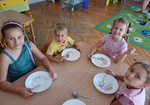 Przedszkolaki podczas mlecznego śniadania