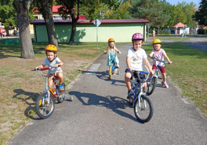 Dzieci jadą na rowerkach