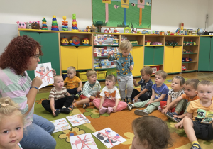 Dzieci oglądają plansze edukacyjne na temat ochrony małoletnich