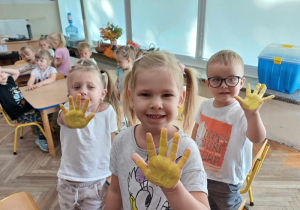 Dzieci w trakcie wykonywania pracy plastycznej