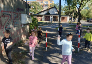 Dzieci sprzątają teren wokół przedszkola