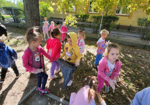 Myśliciele sprzątają teren przez przedszkolem