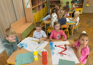 Dzieci wykonują prace plastyczną