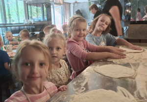 Dziewczynki rozciągają ciasto