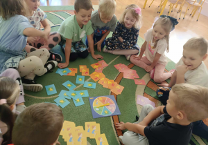 Zabawa z grą "Od stóp do głów"