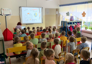 Dzieci oglądają film edukacyjny