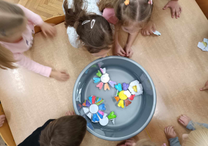 Dzieci przygotowują kwiatki do eksperymentu