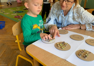 Chłopiec liczy z ciocią Anetką