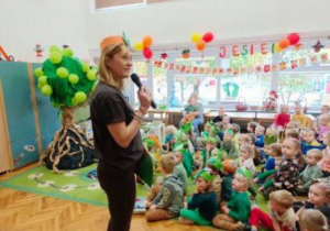 Pani Aneta prowadzi "Dzień Drzewa"