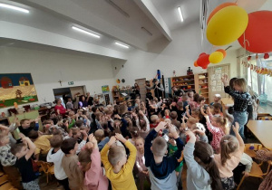 Dzieci tańczą do dźwięków altówki