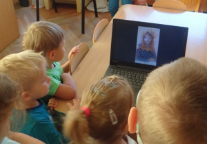 Dzieci oglądają bajkę z laptopa