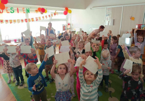 Dzieci pokazują rysunki