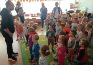 Dzieci słuchają pana prowadzącego