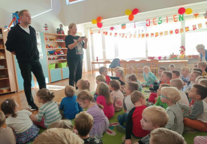 Dzieci słuchają na spotkaniu