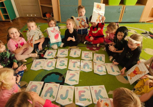Grupa Tropicieli rozwiązuje quizy związane z bohaterami poszczególnych bajek