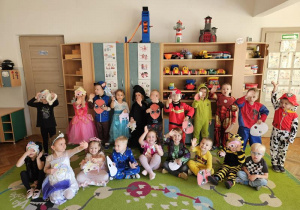 Parada postaci z bajek - prezentacja strojów przez dzieci