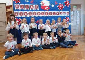 Grupa Myślicieli ze zdrową przekąską