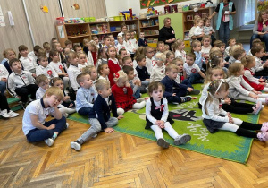 Dzieci oglądają występ