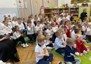 Dzieci oglądają występ