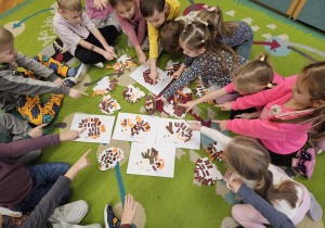 Dzieci oglądają swoje prace