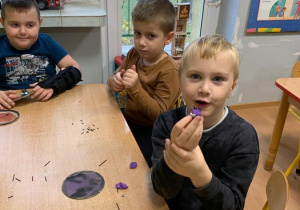 Dzieci wykonują jeże z plasteliny