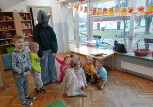 Dzieci wraz z aktorką