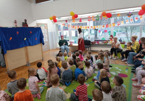 Dzieci oglądają przedstawienie