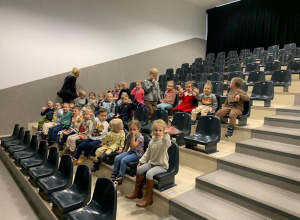 Wyjazd przedszkolaków na spektakl " Niesamowita wycieczka, na każdym kroku bajeczka"