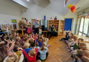 Dzieci występują przed kolegami i koleżankami