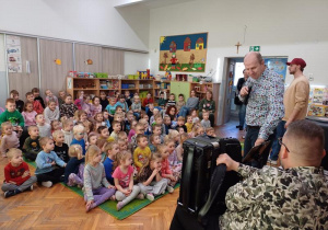 Dzieci z zaciekawieniem oglądają występ